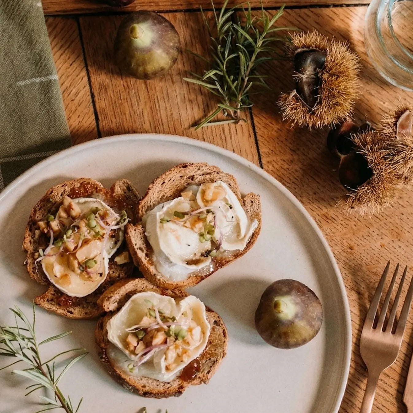 Toast au chèvre miel et confit de figues