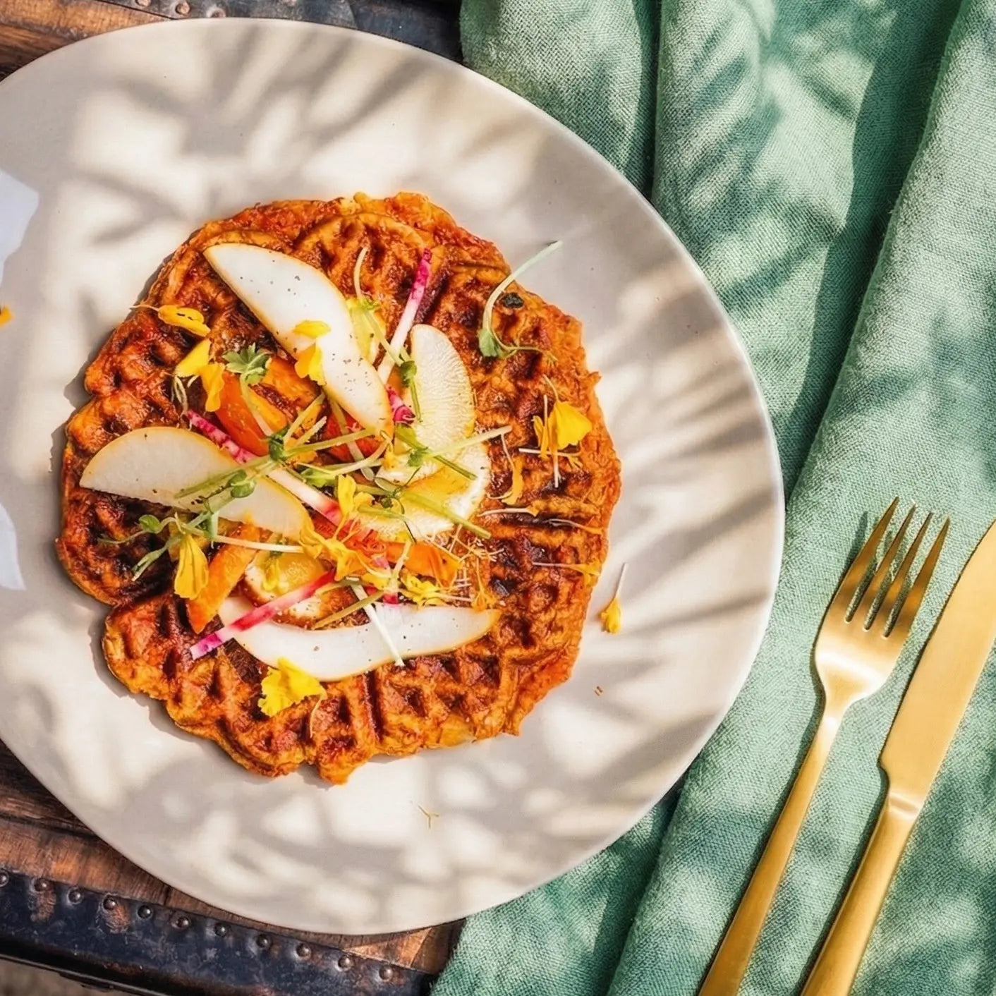 Gaufres salées à la patate douce et au confit d’oignons