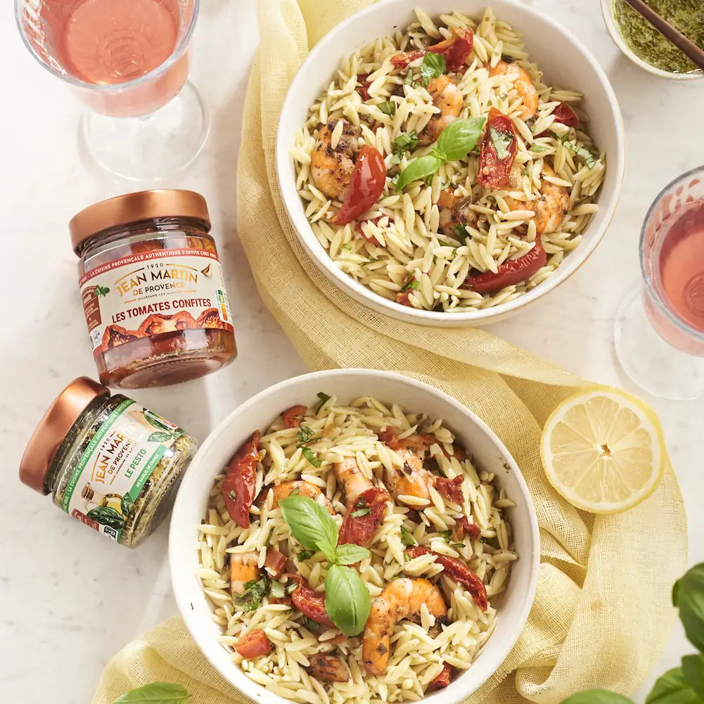 Salade d’orzo, crevettes snackées au pesto & tomates confites