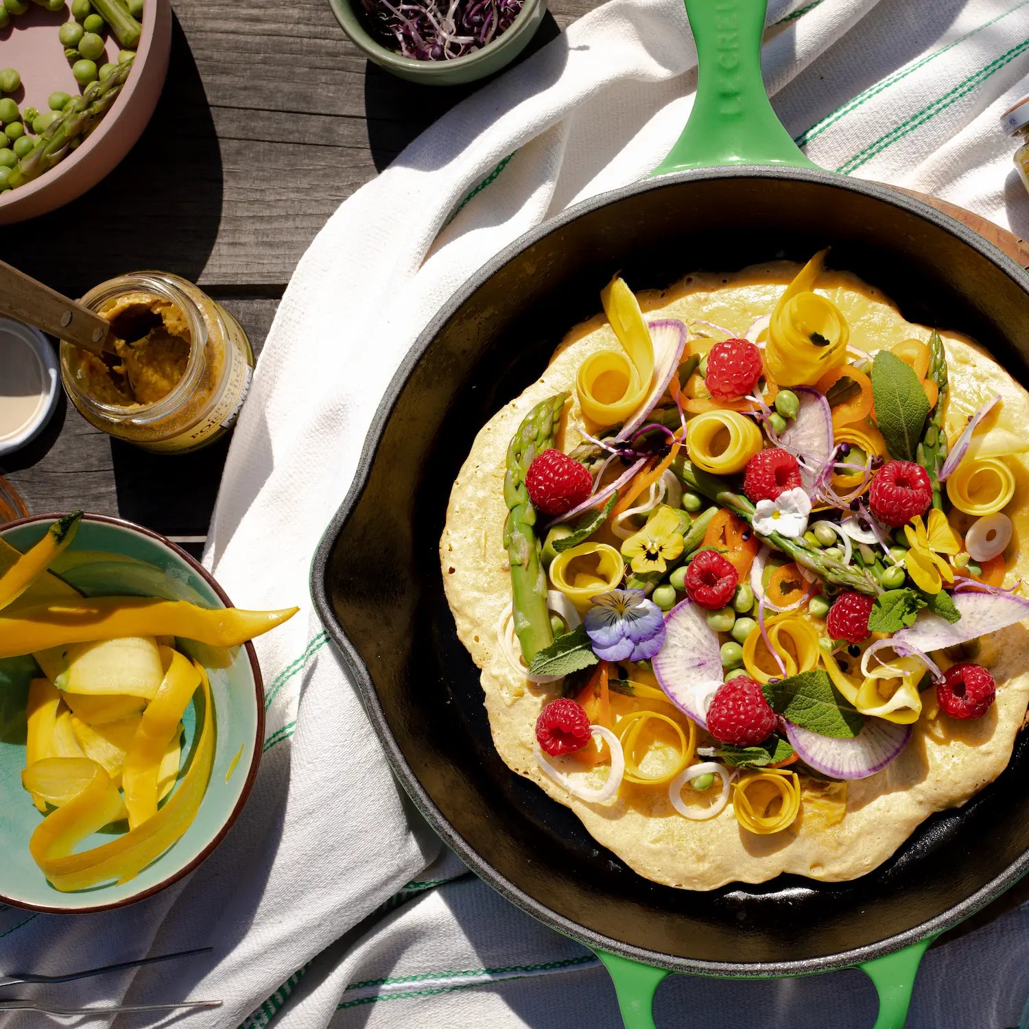 socca aux légumes croquants et houmous