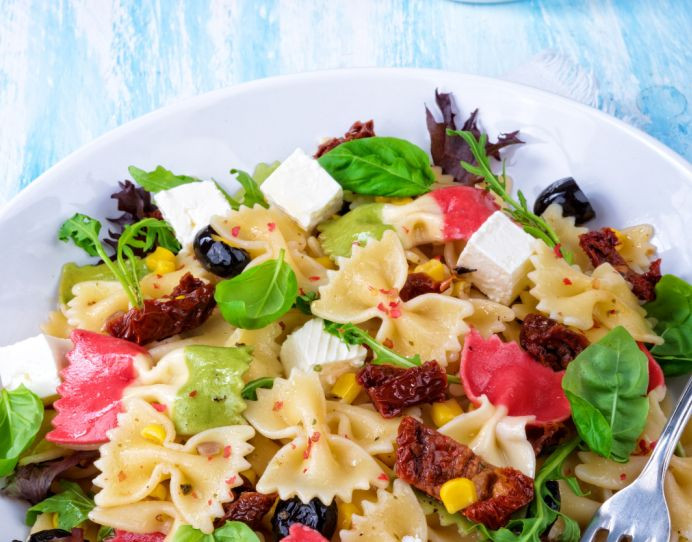 Farfalle recipe with candied tomatoes and pesto