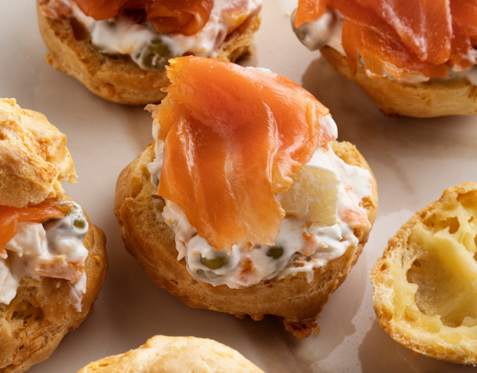 Recipe for gougères with lemon cream with salmon and green tapenade