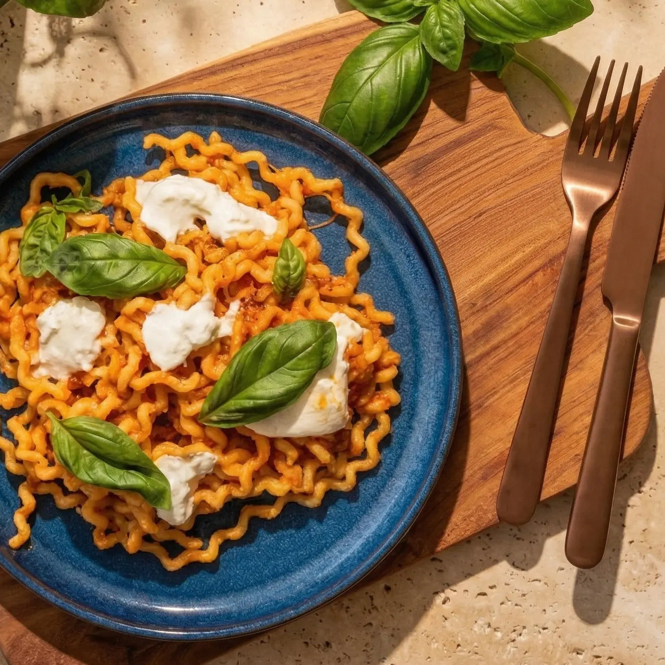 pâtes à la sauce crémeuse aux poivrons et burrata