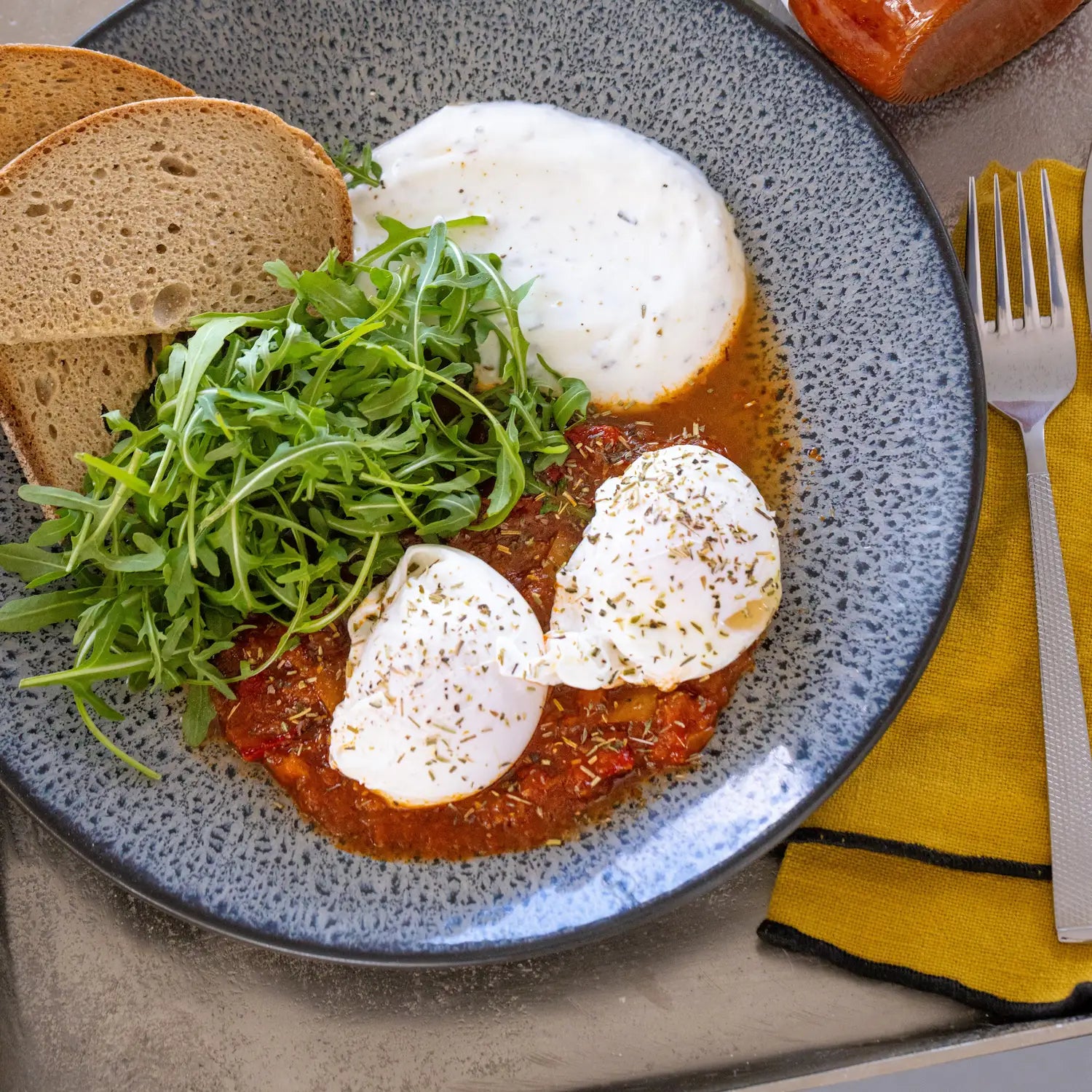 œufs pochés à la piperade et sauce au skyr