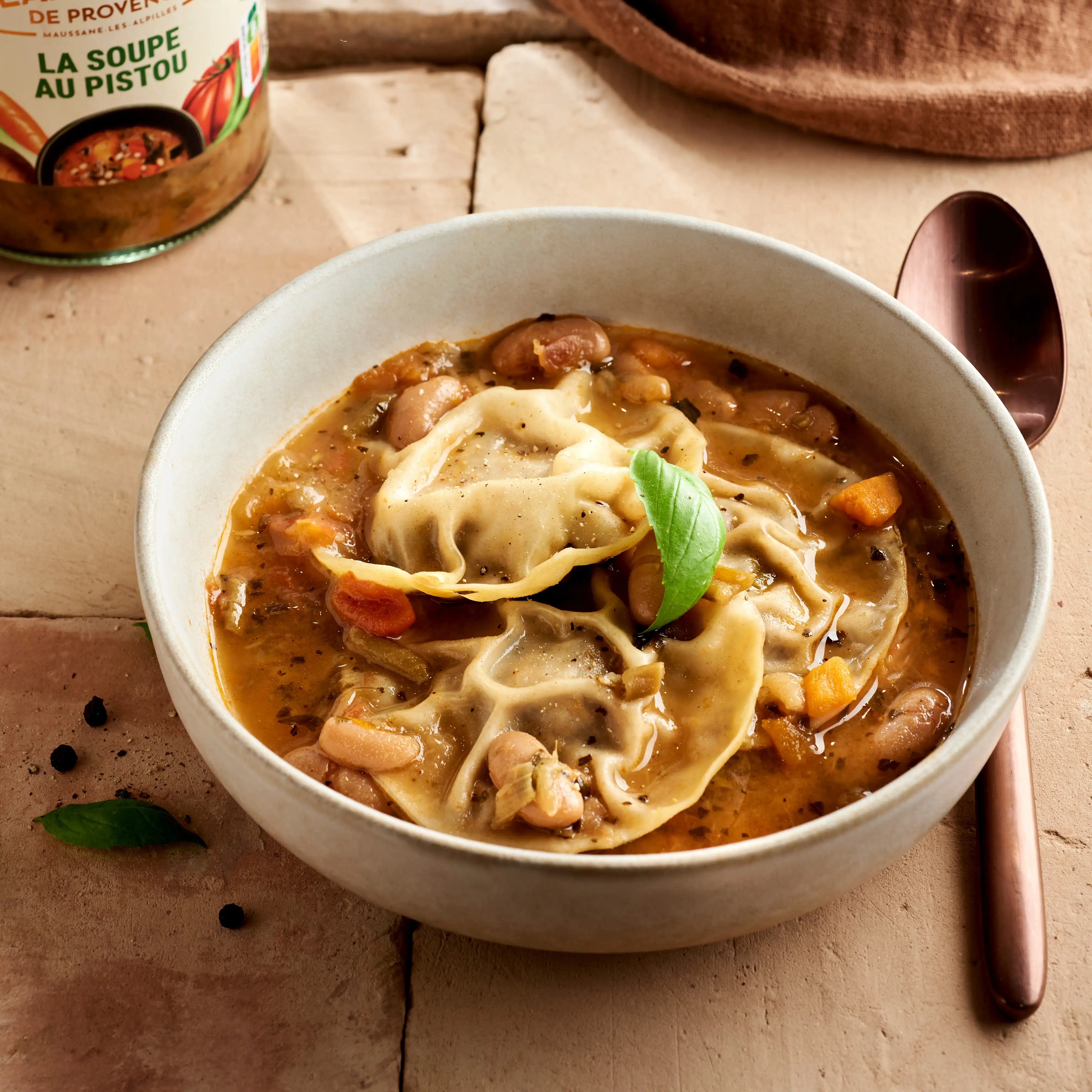 Soupe au pistou & raviolis vapeur aux oignons pissaladière