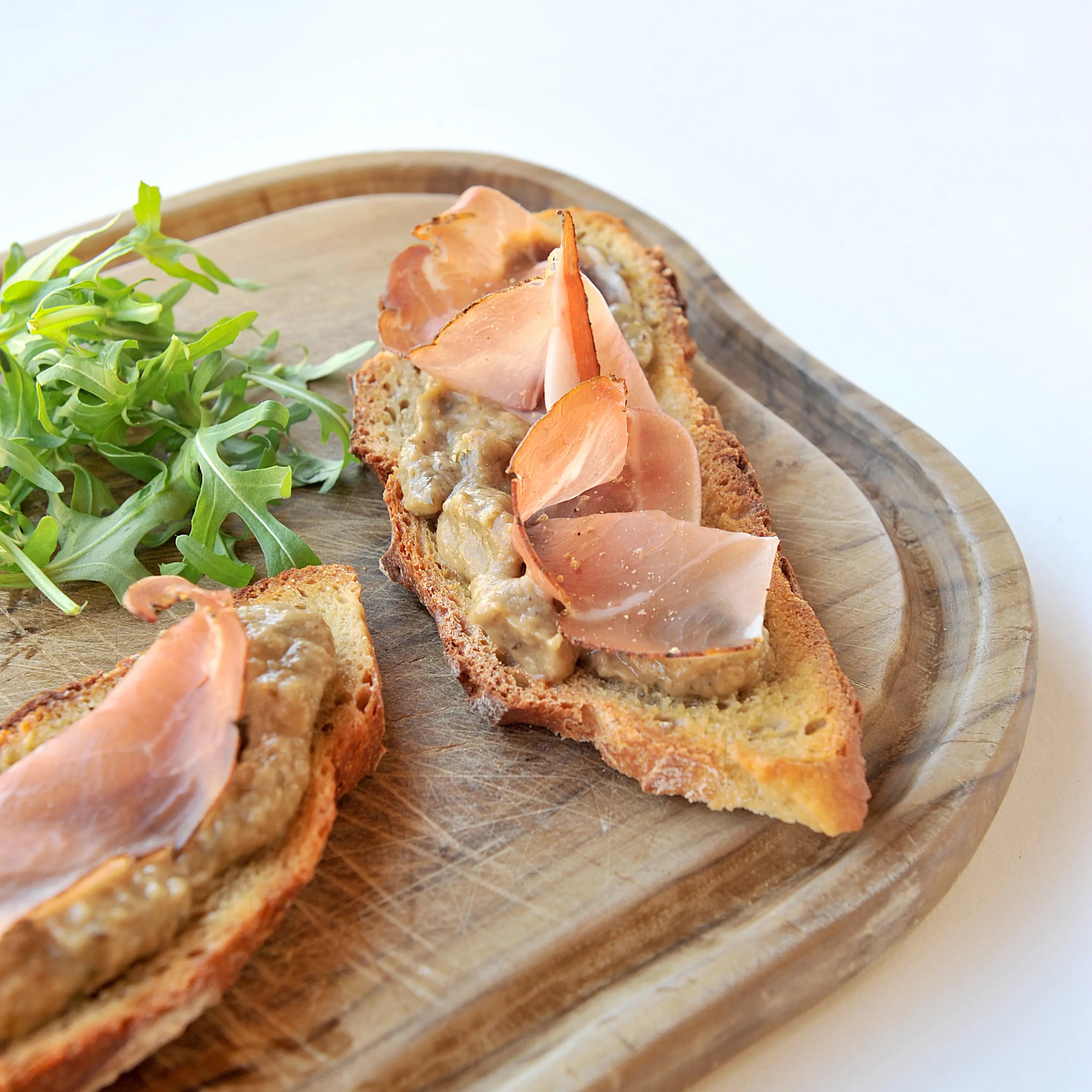 Tartines de caviar d'aubergine au jambon cru