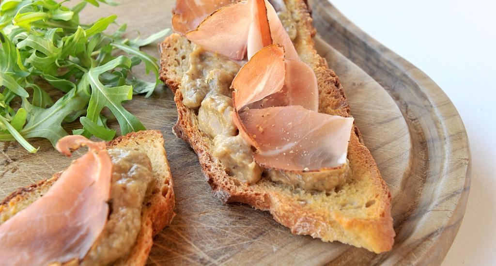 Recette de Tartines de caviar d'aubergine au jambon cru