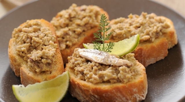 Toasts with green tapenade and sardines recipe