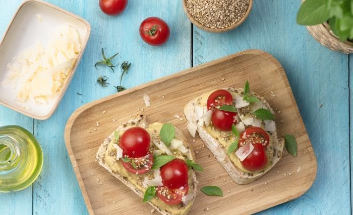 Tartines du soleil au houmous