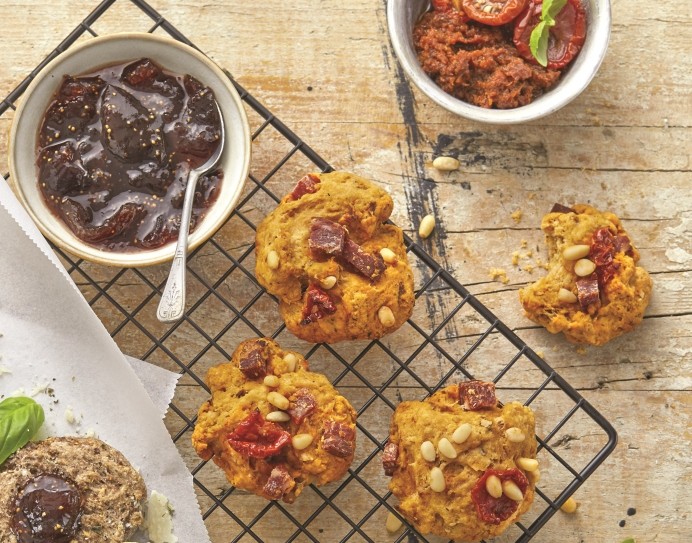 Recipe for savory cookies with sun-dried tomato and chorizo cream