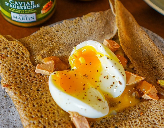 Recette de galettes au caviar d'aubergine et confit d'oignons