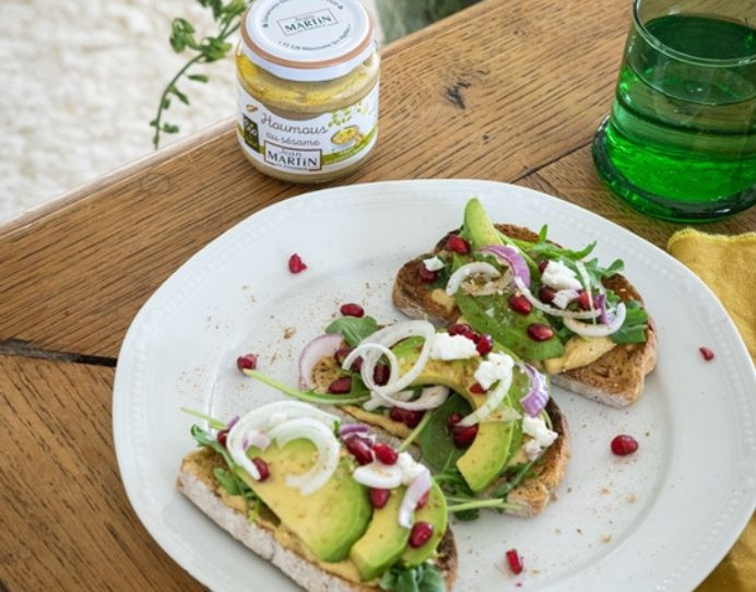 Recipe for avocado and pomegranate hummus toast