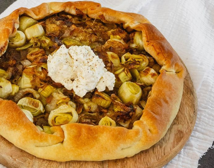 Recette de tarte rustique aux poireaux et oignons pissaladière