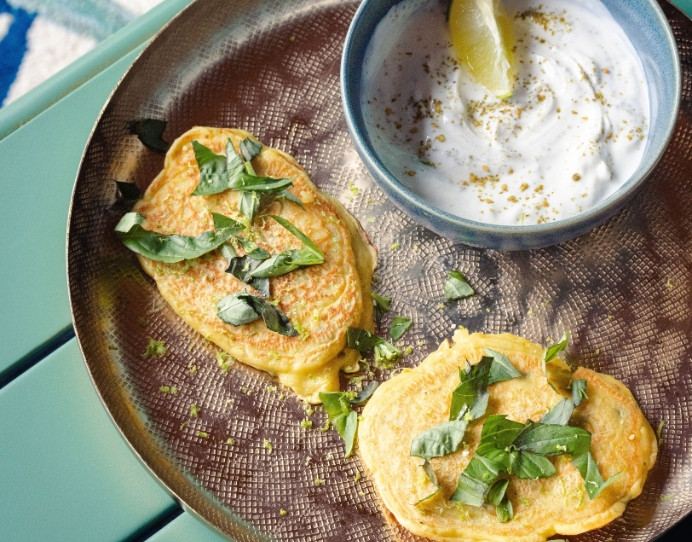 Recette de pancakes à la courgette et sa sauce au yaourt