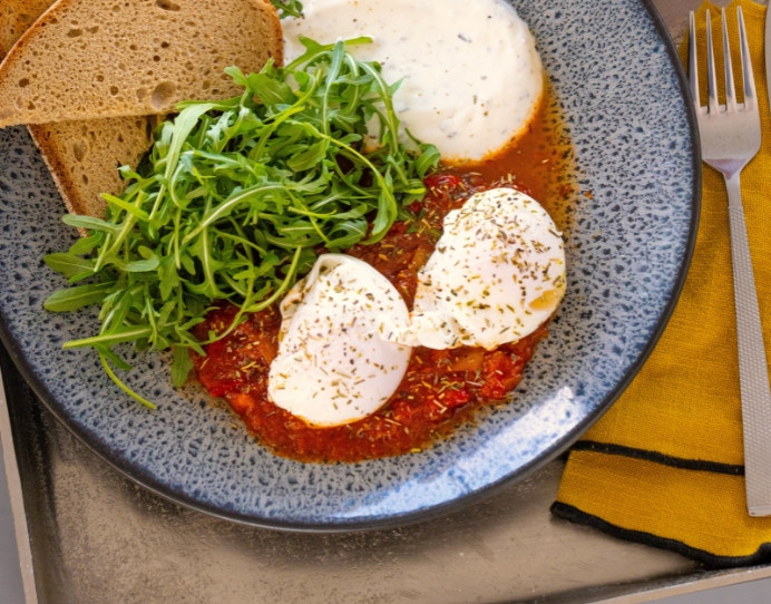 Recette d'oeufs pochés à la piperade et sauce au skyr